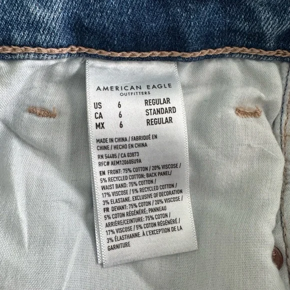 American Eagle Strigid Ripped Mom Jean, Size 6 - Picture 5 of 5